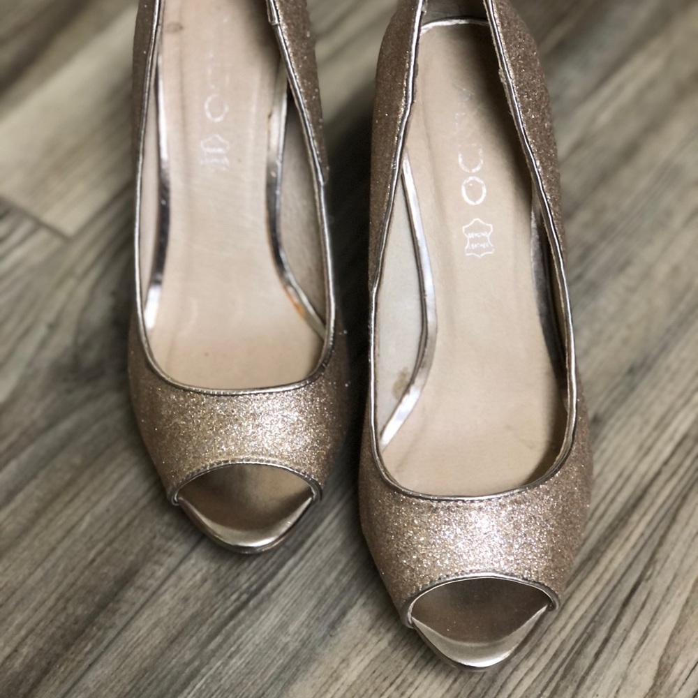 Gold heels - Picture 2 of 3